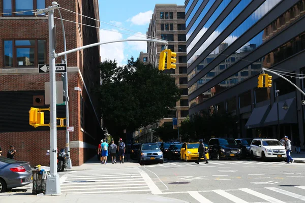 Em Nova Iorque. Nova Iorque. Um táxi duro, arranha-céus, placas de néon são uma cidade enorme. A cidade não dorme. Manhattan. — Fotografia de Stock