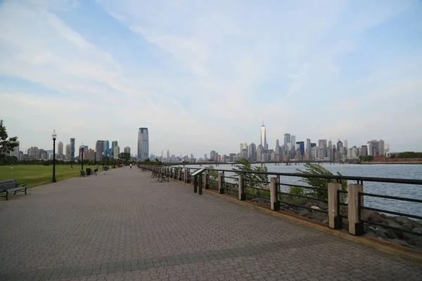 Özgürlük Parkı. Manhetten ışıkları. Hudson Körfezi. Gece New York