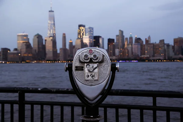 Liberty Park. Lamporna på manhetten. Hudson Bay. Natt NewYork — Stockfoto