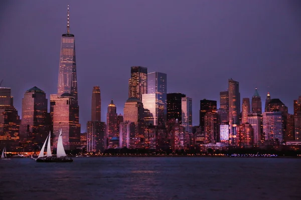 Liberty Park. Lamporna på manhetten. Hudson Bay. Natt NewYork — Stockfoto