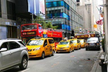 New York dar sokakları. Trafik. Sarı taksi.