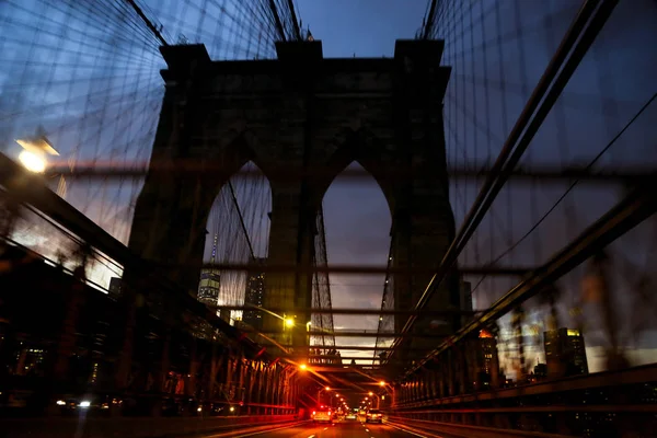 A Ponte de Brooklyn. Boa noite. Velocidade. Passeie pela ponte de Brooklyn — Fotografia de Stock