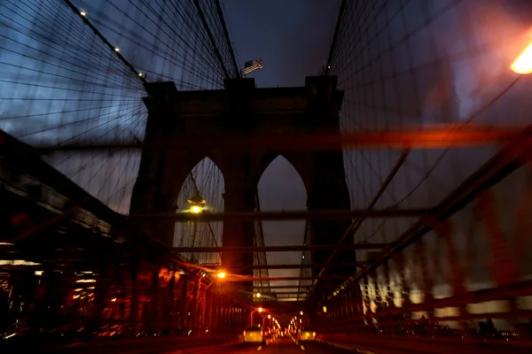 Die brooklyn bridge. Nacht. Geschwindigkeit. Fahrt über die Brooklyn Bridge — Stockfoto