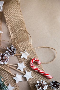 Dekor ile Noel ağacı. Kopya alanı ile görüntüleyin. Öğelerini Noel dekor, atölye. Yıldız, koniler, şeker - rahat bir ev şenlikli dekorasyon için her şey. Doğal renkler ve çevre tasarım, doğal malzemeler.