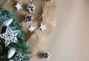 Dekor ile Noel ağacı. Kopya alanı ile görüntüleyin. Öğelerini Noel dekor, atölye. Yıldız, koniler, şeker - rahat bir ev şenlikli dekorasyon için her şey. Doğal renkler ve çevre tasarım, doğal malzemeler.