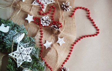 Dekor ile Noel ağacı. Kopya alanı ile görüntüleyin. Öğelerini Noel dekor, atölye. Yıldız, koniler, şeker - rahat bir ev şenlikli dekorasyon için her şey. Doğal renkler ve çevre tasarım, doğal malzemeler.