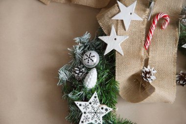 Dekor ile Noel ağacı. Kopya alanı ile görüntüleyin. Öğelerini Noel dekor, atölye. Yıldız, koniler, şeker - rahat bir ev şenlikli dekorasyon için her şey. Doğal renkler ve çevre tasarım, doğal malzemeler.