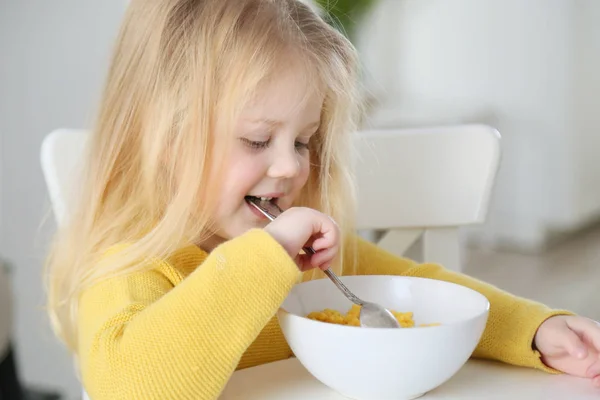 Sarışın Kız Kahvaltısını Yapıyor Masadaki Sarı Ceketli Şirin Çocuk Tabağı Telifsiz Stok Imajlar