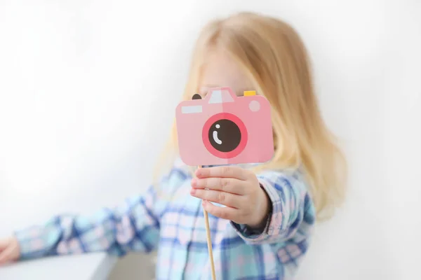 Criança Com Uma Câmera Fotográfica Brinquedo Que Uma Imagem Esta — Fotografia de Stock