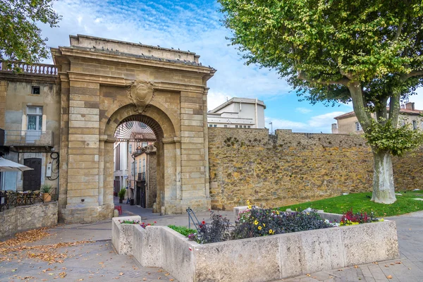 Puerta de Jacobins a la ciudad de Carcasona - Francia — Foto de Stock