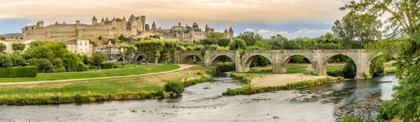 Panoráma: a régi híd a Carcassonne régi város L Aude folyó - Franciaország — Stock Fotó