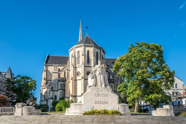 Iglesia de San Martín con monumento a la guerra en Pau - Francia —  Fotos de Stock
