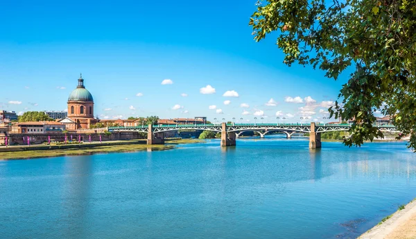 Capela de São José com rio Garonne em Toulouse — Fotografia de Stock