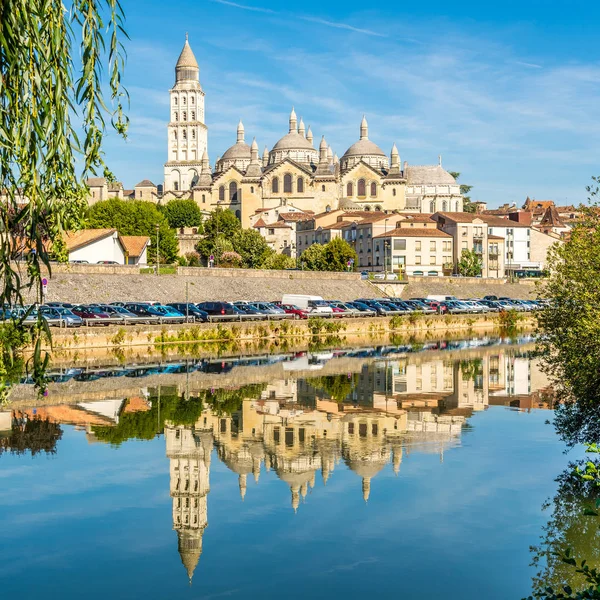 Weerspiegeling van de kathedraal Saint Front in Perigeux - Frankrijk — Stockfoto