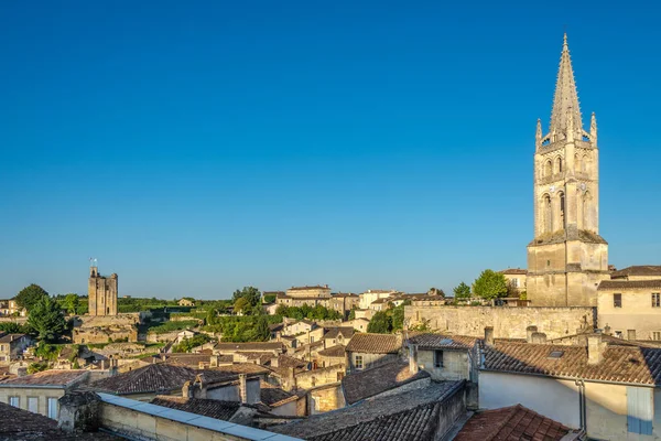 Ochtend uitzicht op de daken van Saint Emilion - Frankrijk — Stockfoto