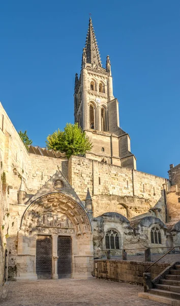 Campanario con iglesia monolítica de Saint Emilion - Francia — Foto de Stock