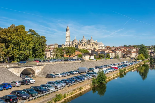 Vista para a cidade de Perigeux com catedral de Santa Frente na França — Fotografia de Stock