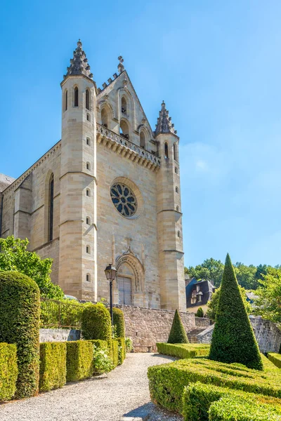 Kostel Saint kyselá z Terrasson Lavilledieu se zahradou - Francie — Stock fotografie