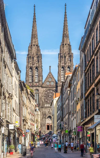 Cathedral of Notre Dame de varsayım Celrmont Ferrand ile sokak — Stok fotoğraf