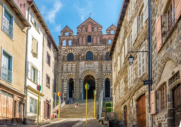 Vista en la fachada de la catedral de Notre Dame de Puy en Le Puy en Velay - Francia — Foto de Stock