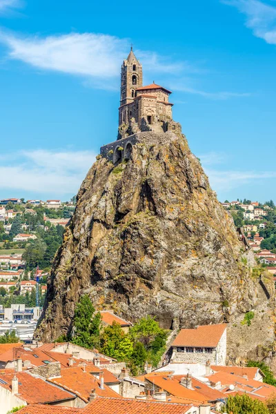 Zobacz na d kaplica Saint Michel Aiguilhe w pobliżu Le Puy en Velay - Francja — Zdjęcie stockowe