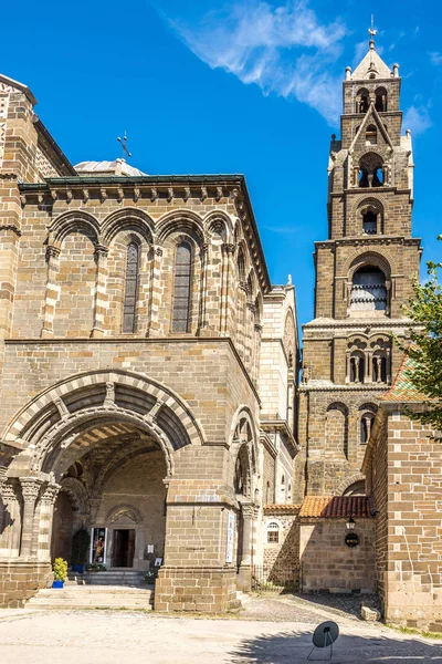 Campanario de la catedral de Notre Dame de Puy en Le puy en Velay - Francia —  Fotos de Stock