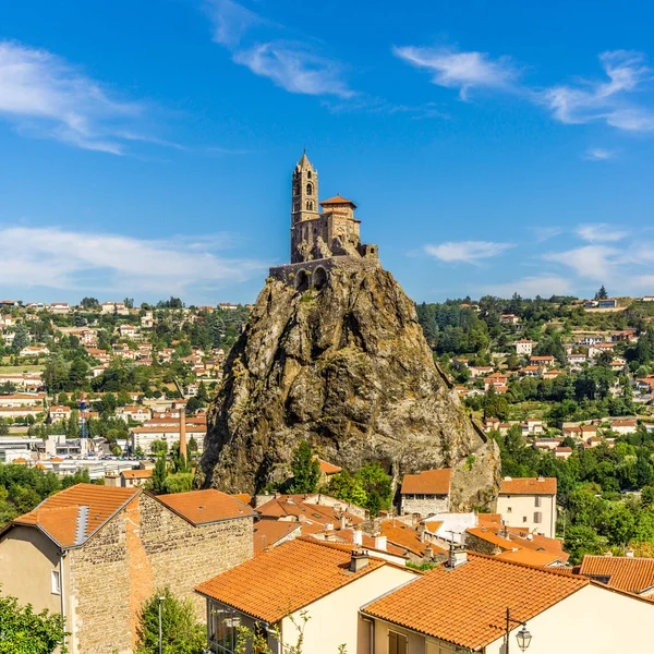 Widok na kościół Saint Michel d Aiguilhe – Le Puy en Velay — Zdjęcie stockowe