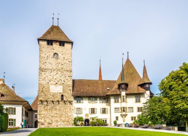 İsviçre Spiez Castle manzaraya