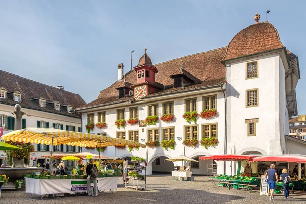 トゥーン - スイス連邦共和国の市場の場所と市庁舎 — ストック写真