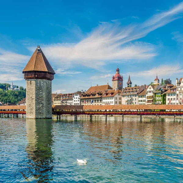 Luzern - Ponte da capela sobre o rio Reuss — Fotografia de Stock