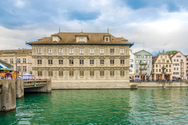 Vista na margem do rio Limmat com Câmara Municipal de Zurique - Suíça — Fotografia de Stock