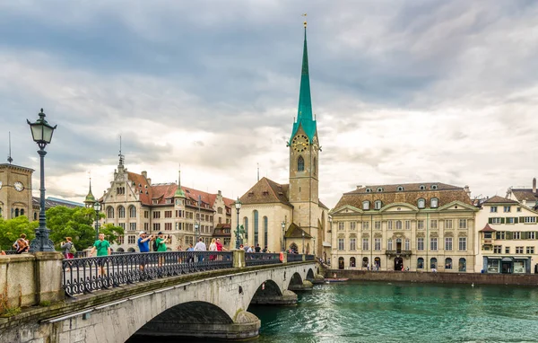 Vista na igreja Fraumunster com a ponte Munster sobre o rio Limmat em Zurique - Suíça — Fotografia de Stock