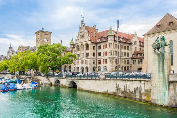 Vista na margem do rio Limmat em Zurique - Suíça — Fotografia de Stock