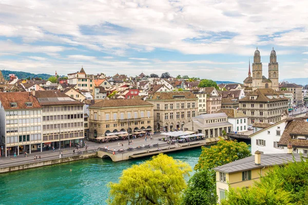 Banco do rio Limmat em Zurique - Suíça — Fotografia de Stock