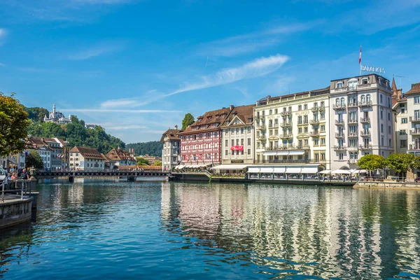Banco do rio Reuss em Luzern - Suíça — Fotografia de Stock