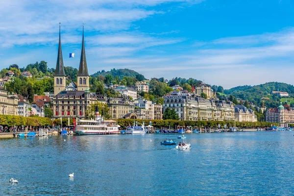 Rio Reuss com igreja de São Leodegar em Luzern - Suíça — Fotografia de Stock