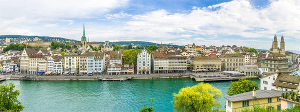 Limmatquai - calle cerca del río Limmat en el centro histórico, de la ciudad Zurich . — Foto de Stock