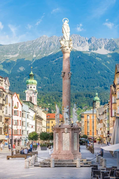 Vista en la plaza de la ciudad de Innsbruck - Austria — Foto de Stock