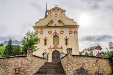 Kilise Saint Giacomo ve Aziz Leonardo in Alta Badia - Dolomites, İtalya