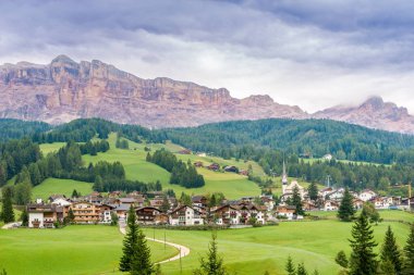 Alta Badia, İtalya Dolomites manzaraya