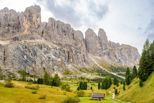 イタリアのドロミテでガルデーナ峠付近の自然 — ストック写真