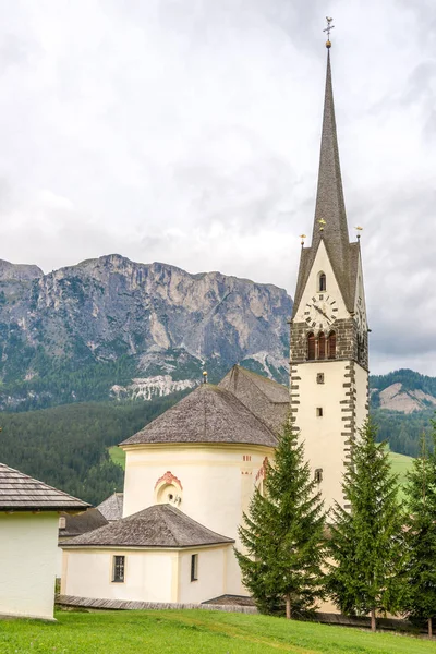 Igreja de São Giacomo e São Leonardo em Alta Badia — Fotografia de Stock