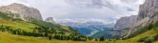 Panoramic view from road to Gardena Pass in Italy Dolomites — Stock Photo, Image