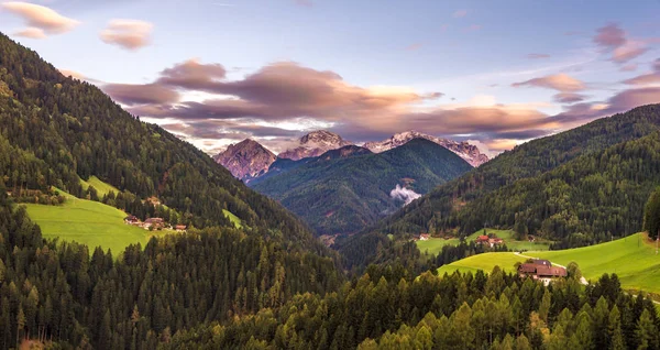 Vista nocturna de las montañas Dolomitas desde Onies - Italia —  Fotos de Stock