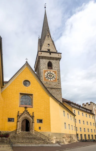 Veduta della chiesa delle Orsoline di Brunico — Foto Stock