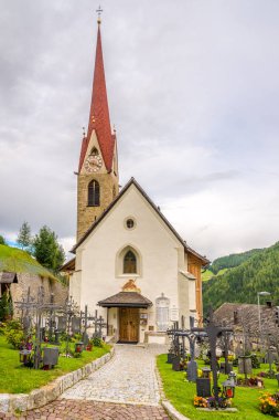Onies (Onach) İtalya Dolomites Köyü chuch adlı görüntülemek