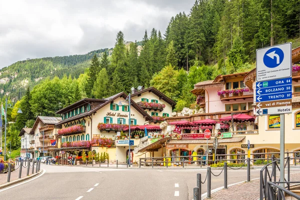 Nas ruas de Canazei cidade montanhosa - Dolomitas da Itália — Fotografia de Stock