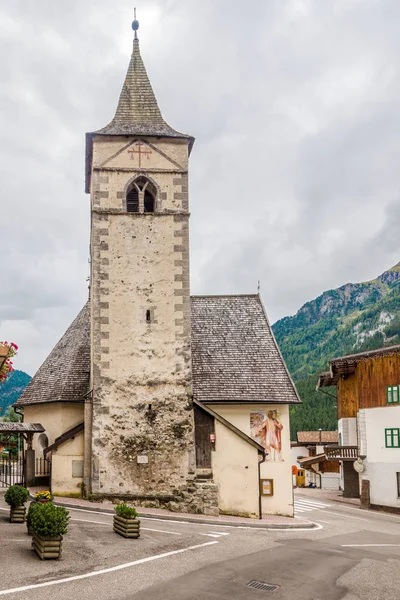 Kilisesi, Saint Florian Canazei şehir - İtalya Dolomites — Stok fotoğraf