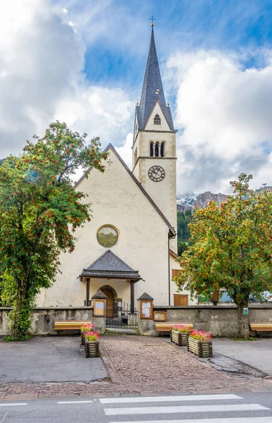 Kijk op de kerk van Arabba-dorp in Italië Dolomieten — Stockfoto