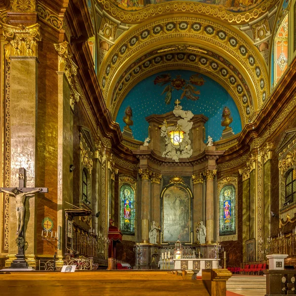 Altar dentro de la Basílica de Oradea en Rumania — Foto de Stock